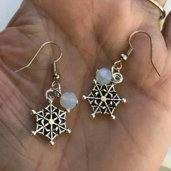 Pretty Snowflake Handmade Drop Earrings NWT - Picture 1 of 2